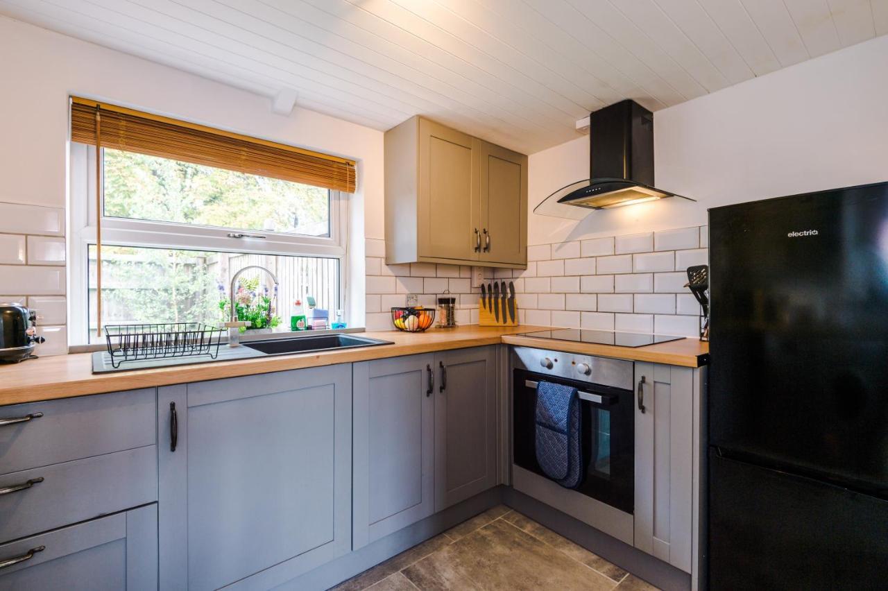 Charming 3-Bed Cottage In Chester, Ideal For Families & Workers, Free Parking - Sleeps 7 Esterno foto